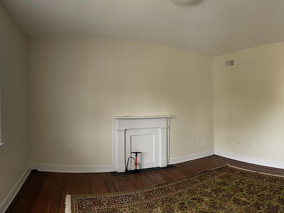 3rd image of 809B Mosby St