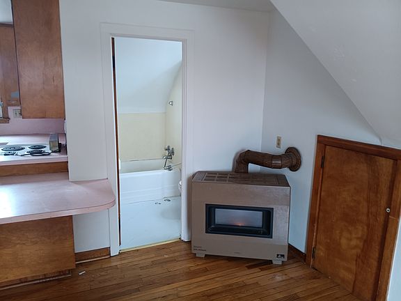 5th image of 409 7th St APT 3