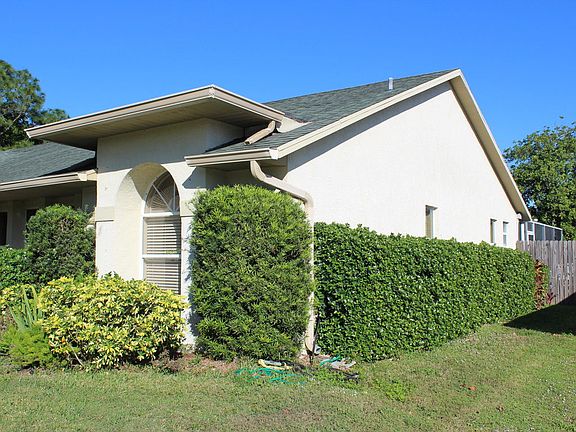 3rd image of 133 NW Hibiscus St