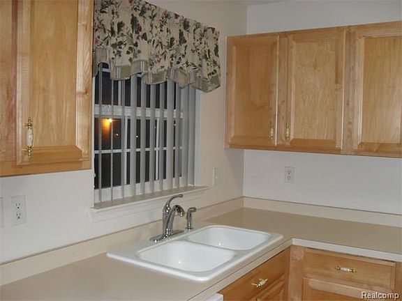 4th image of 16692 Dover Dr