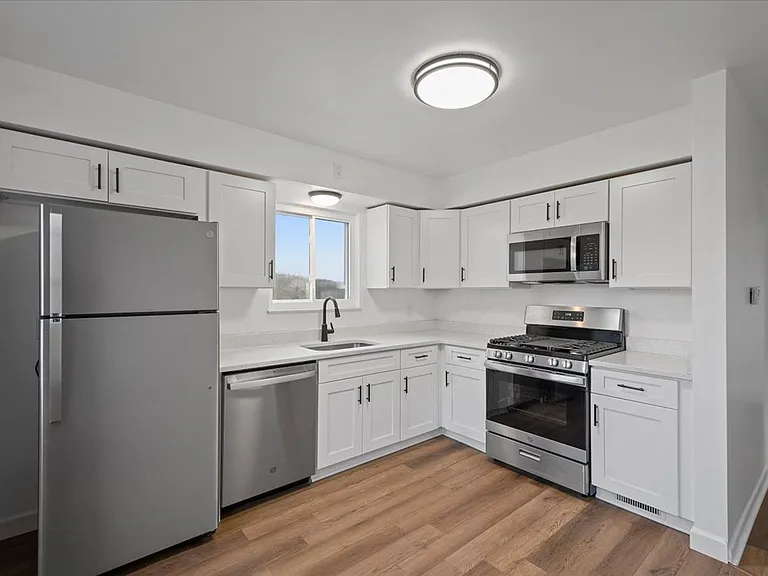 1303 Cloverdale St — Photo 3
