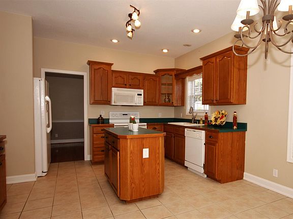 Kitchen with Wonderful Layout!