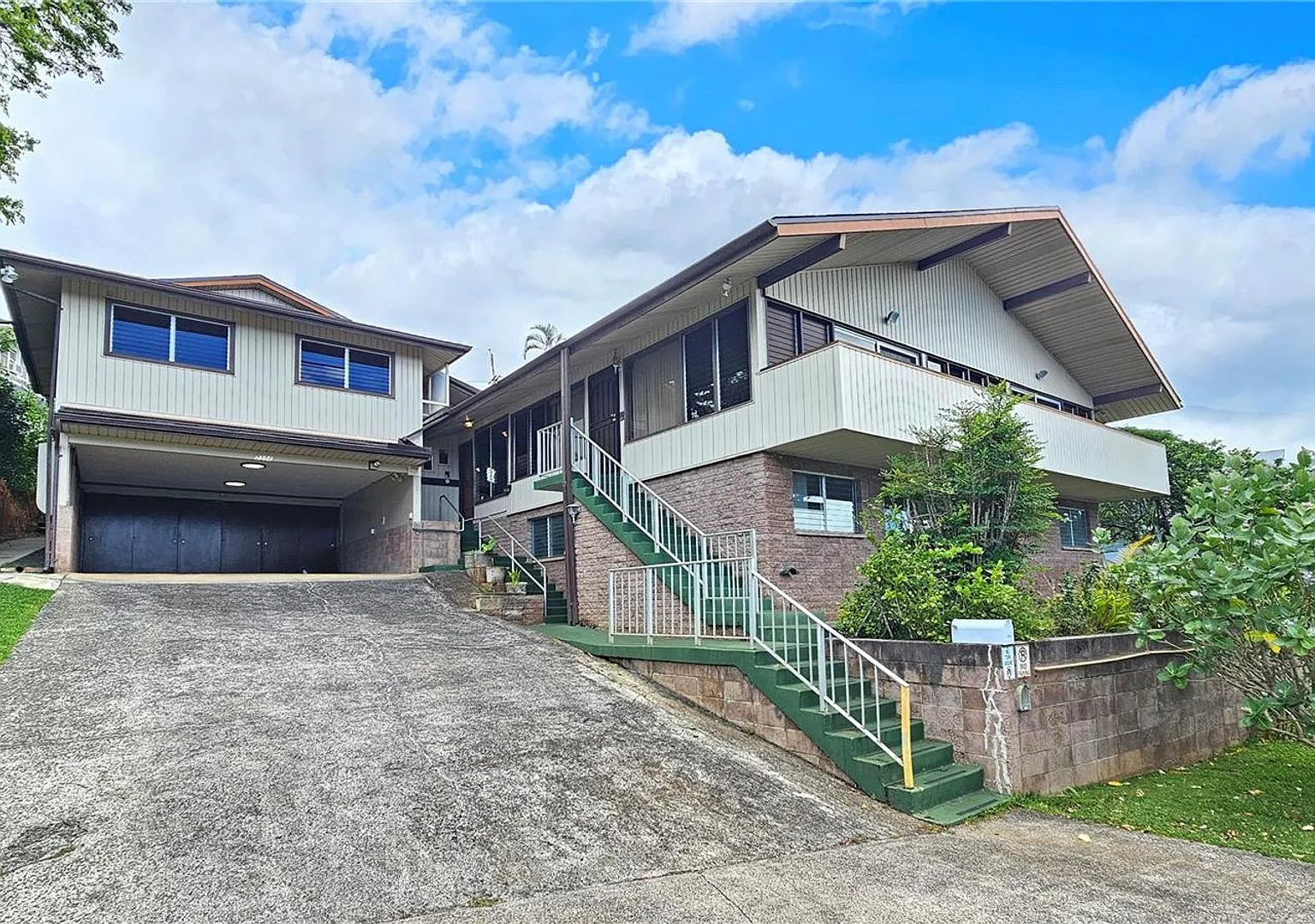 Spacious & Serene 3 Bedroom, 2.5 Bath Upstairs Retreat in Manoa — Photo 1