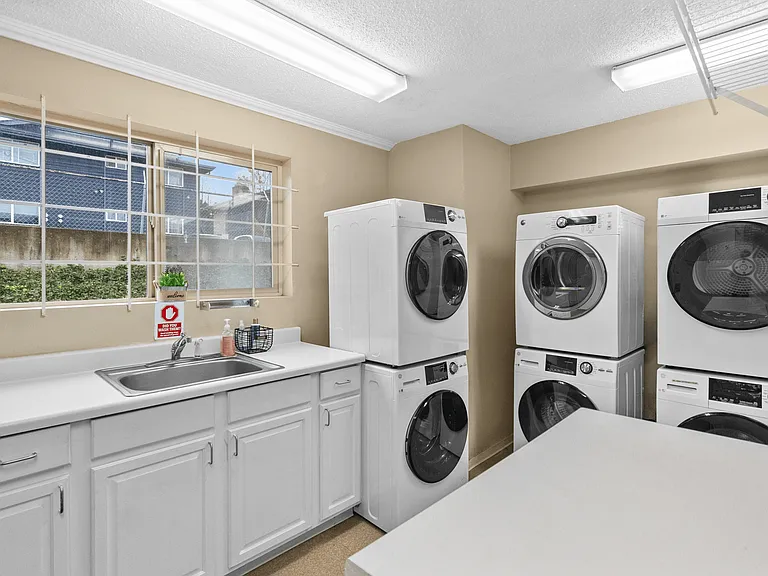 Highland Court Apartments — Photo 8