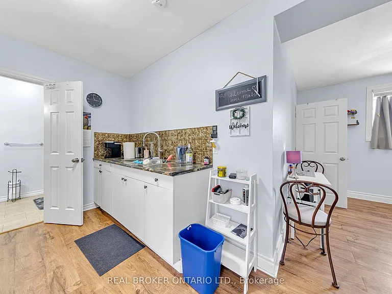 52 1/2 Victoria Ave N #LOWER — Photo 9