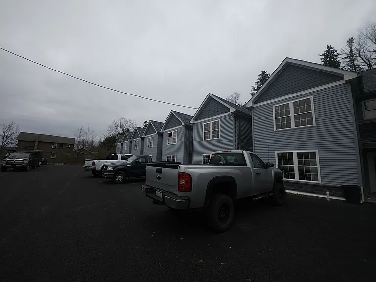 1068 Lakeland Dr — Photo 2