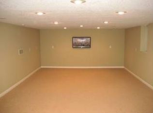 6802 4th St N, Oakdale, MN 55128