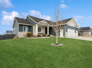1389 Cardinal Dr, Fairfax, IA