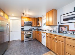 384 Edgartown Rd, Tisbury, MA 02568