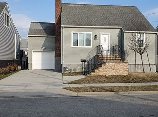 654 S 9th St, Lindenhurst, NY 11757