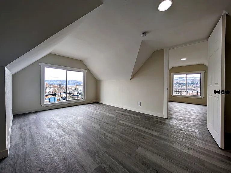 330 Roosevelt Ave — Photo 9