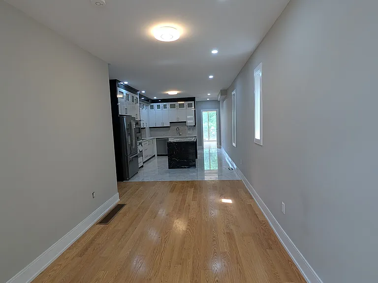 2099 Dufferin St — Photo 6