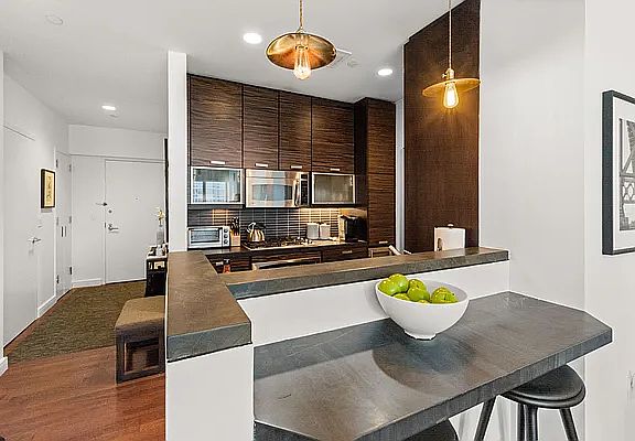 4th image of 101 W 24th St APT 27H
