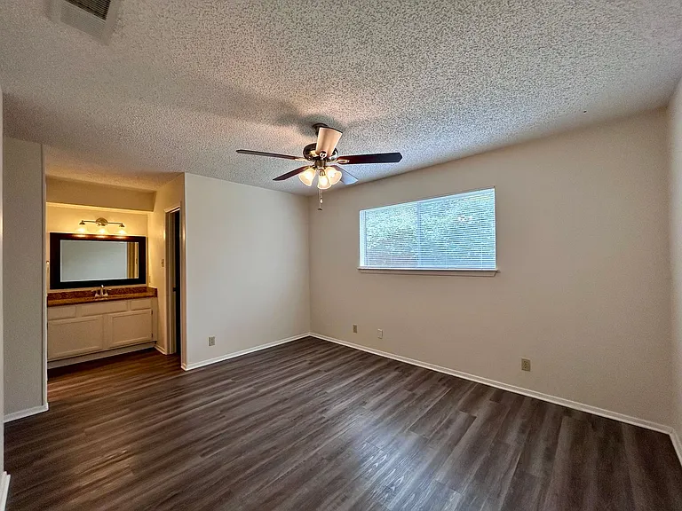 2103 Courtney St — Photo 10
