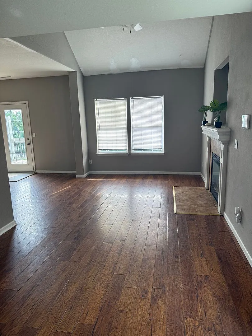 Charming Townhome, Prime Location, Cozy Living — Photo 2