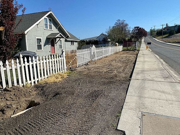 2nd image of 906 E 7th St