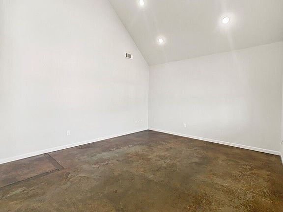 3rd image of 803 Parkview Dr #B