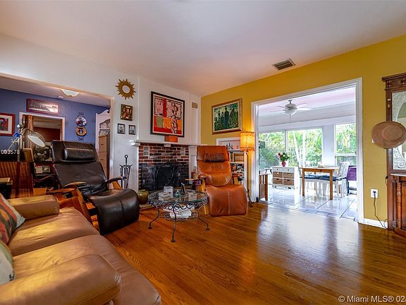 3rd image of 5 NW 105th St