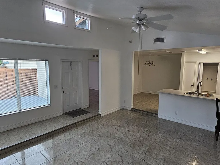 1016 Manor Dr #5C — Photo 8