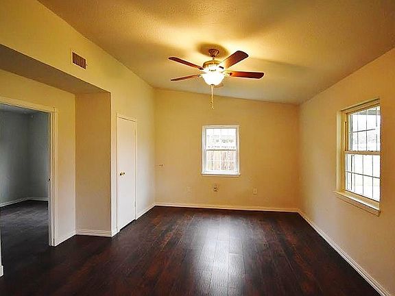 3rd image of 906 Leyenda Dr
