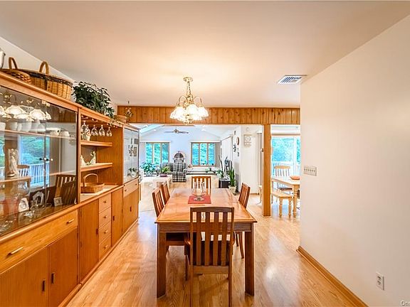 5th image of 19 Casse Ct