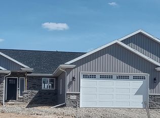 N1374 Meadow Park Dr, Greenville, WI 54942