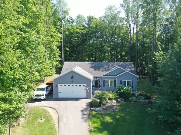 956 Walden Pond Ln, Cortland, NY 13045