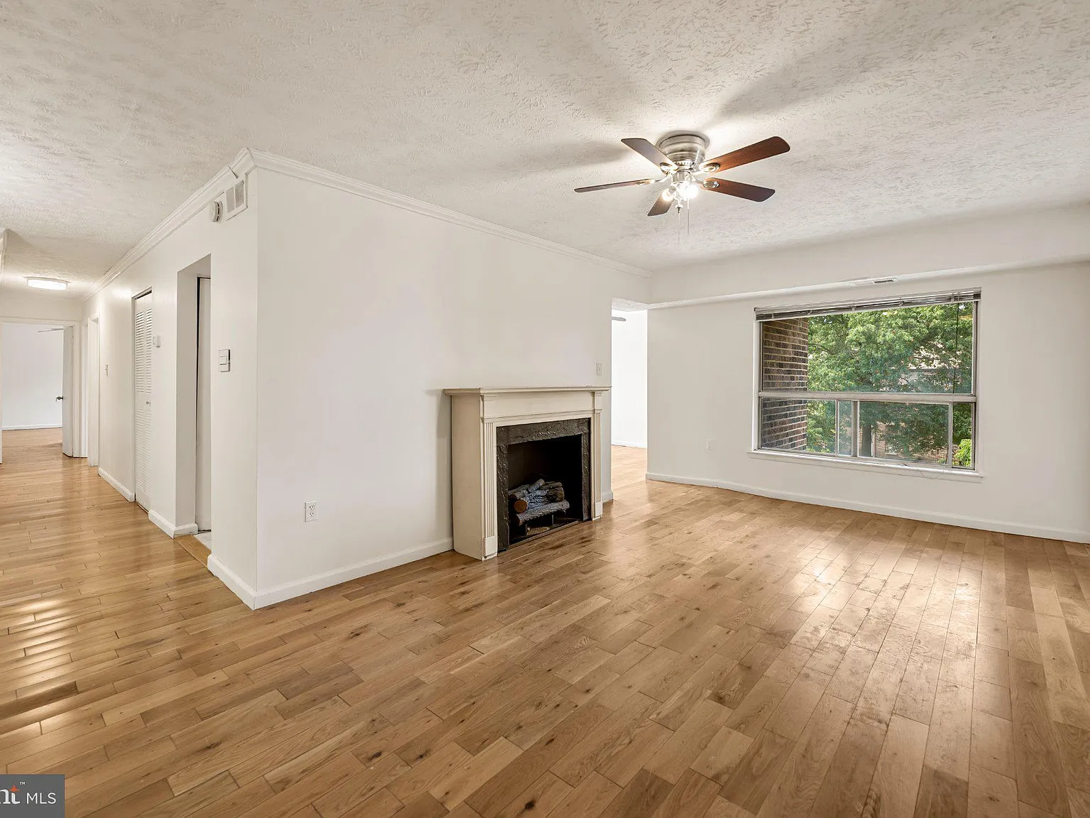 3 bed, 2.0 bath, 1420 sqft, $2,495 — Photo 2