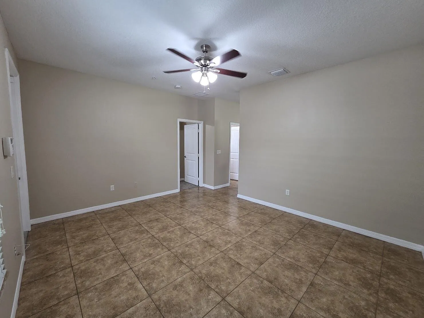 4 bed, 3.0 bath, 2000 sqft, $2,900 — Photo 4