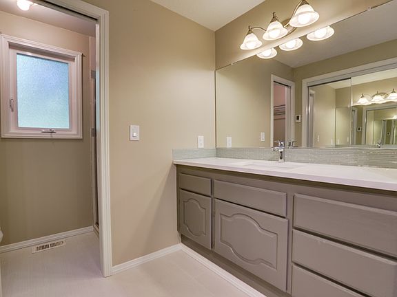 5th image of 2168 Club House Dr