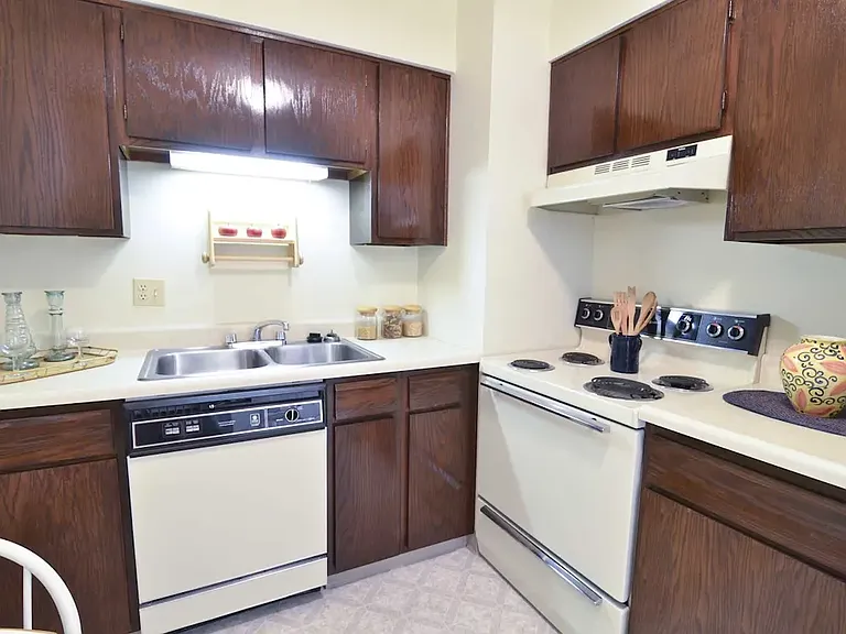 Woodlake Village Apartments — Photo 8