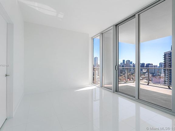 4th image of 851 NE 1st Ave #3412