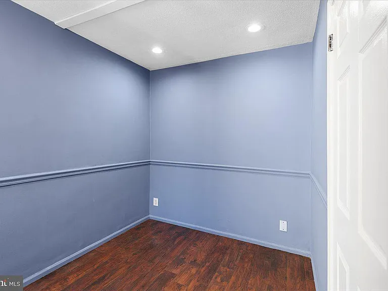 231 S Broadway — Photo 19