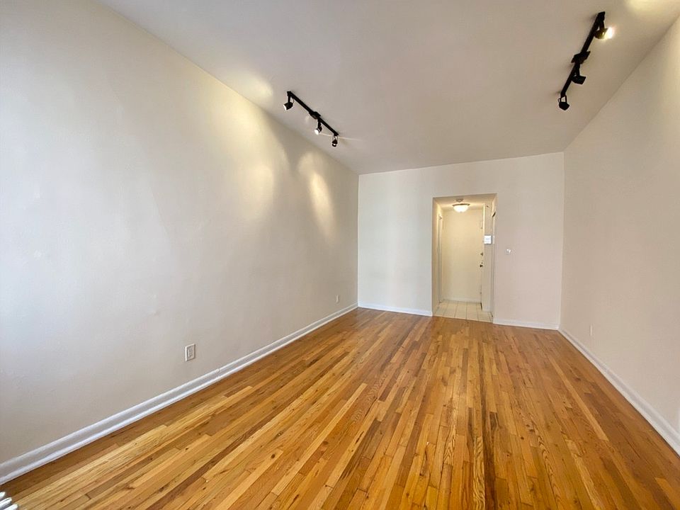 2nd image of 349 E 78th St #5CC