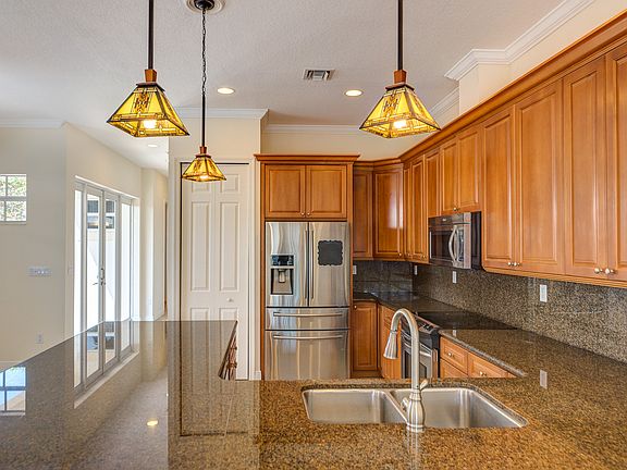 3rd image of 4548 Poinciana St