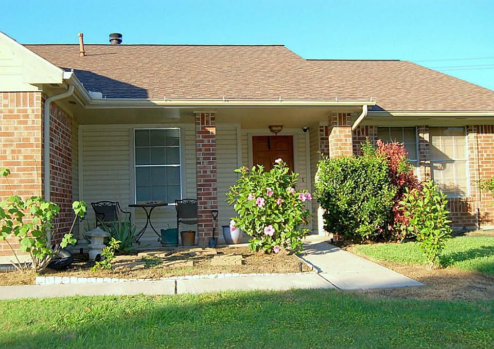 1st image of 15915 Surrey Woods Dr