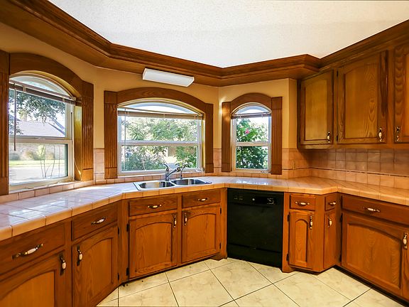 5th image of 405 W Shasta Avenue