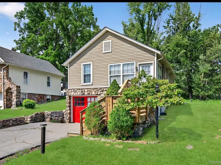 12 Lake Region Blvd — Photo 1