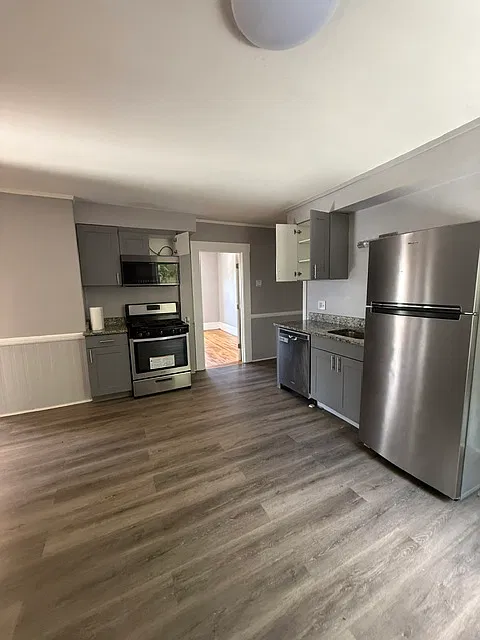 3 bed, $2,100 — Photo 4