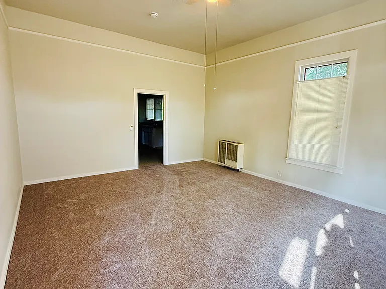 1569 Oak St — Photo 4