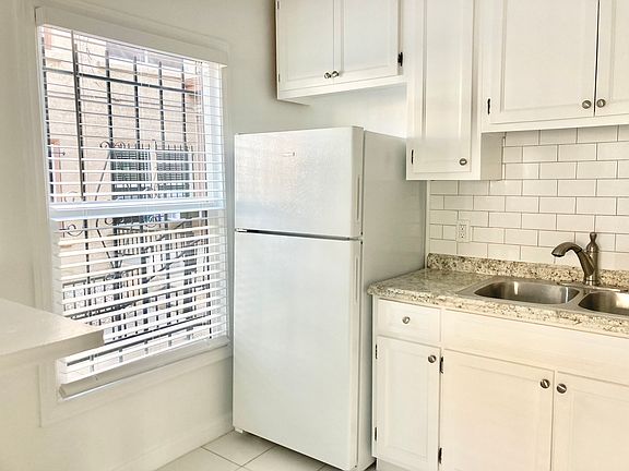 5th image of 5200 Marathon St APT 110