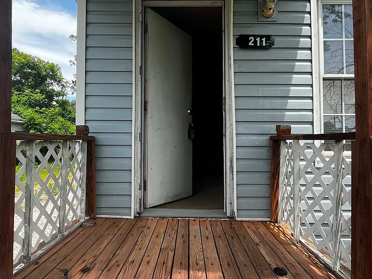 211 Judith Ln — Photo 2
