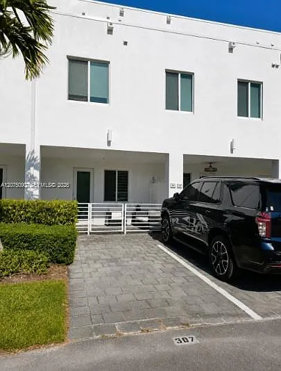Landmark At Doral Condo N — Photo 2