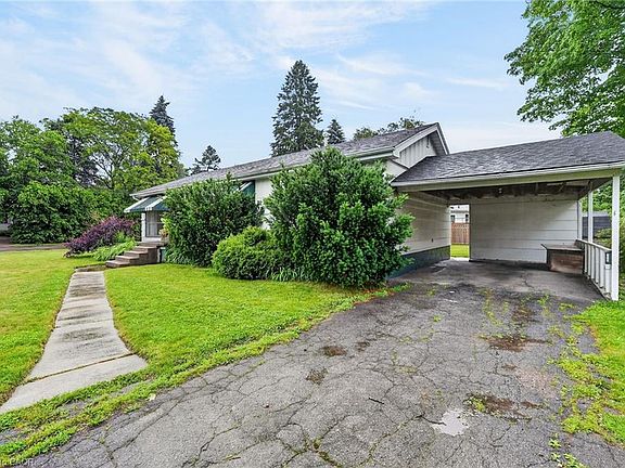 4th image of 219 Fiddlers Green Rd