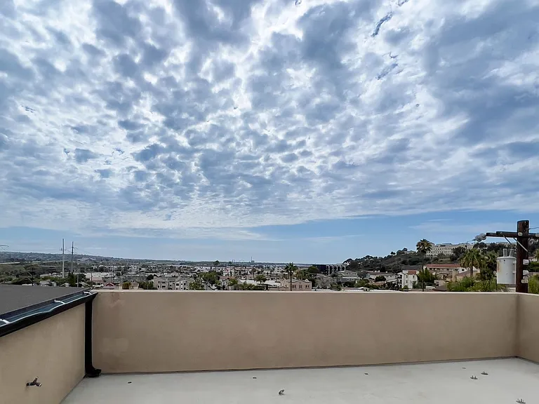 Gorgeous Townhome w/ Rooftop Deck and Ocean Views Near USD — Photo 24