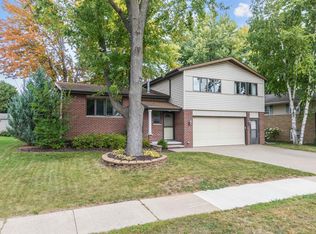 120 W Greenfield Dr, Little Chute, WI 54140