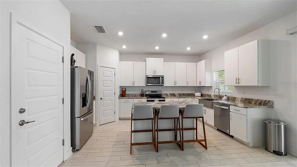 4 bed, 2.5 bath, 2496 sqft, $6,900 — Photo 4
