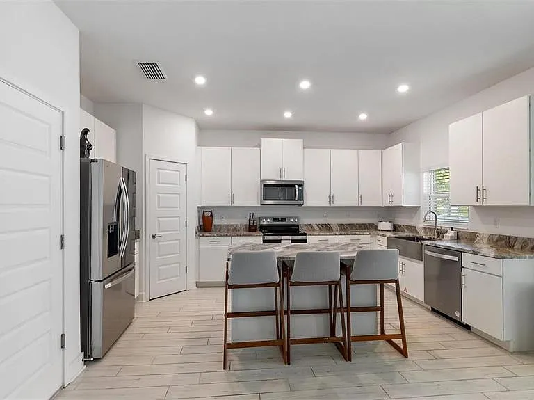 2587 Temple St — Photo 4