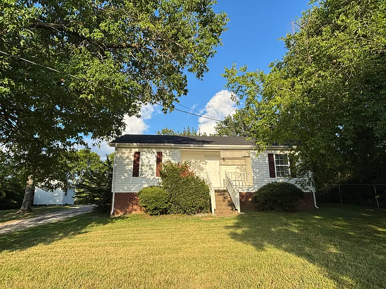 815 Woodlawn Ave — Photo 1