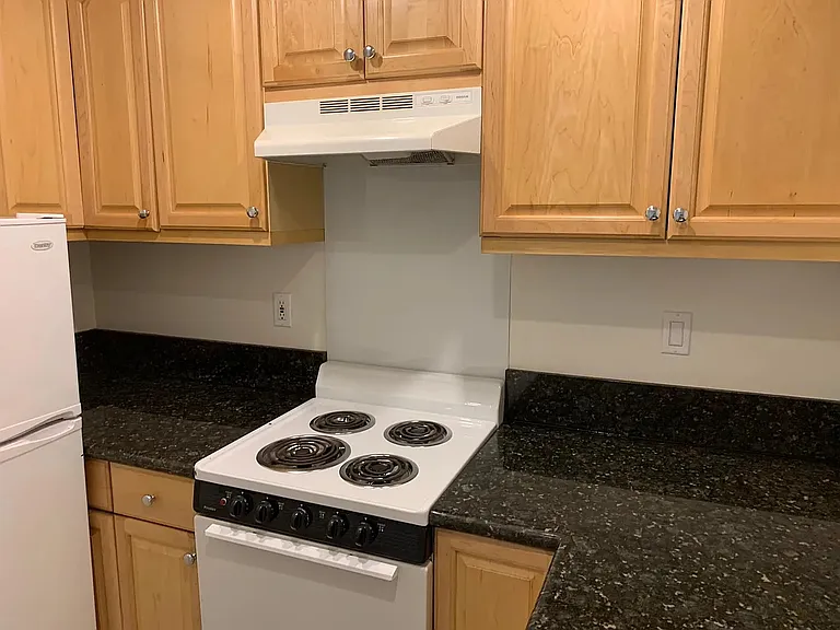 1334 N Laurel Ave — Photo 7
